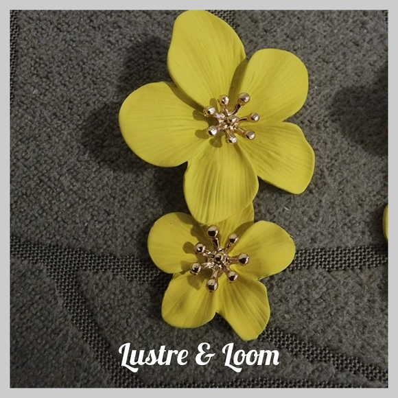 Fiji Floral Earrings - Picture 6 of 7